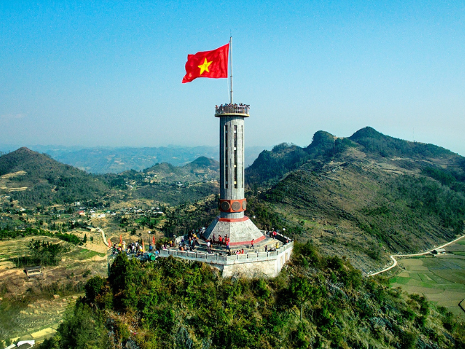 Biểu tượng thiêng liêng của Việt Nam điểm cực Bắc tại đỉnh Lũng Cú